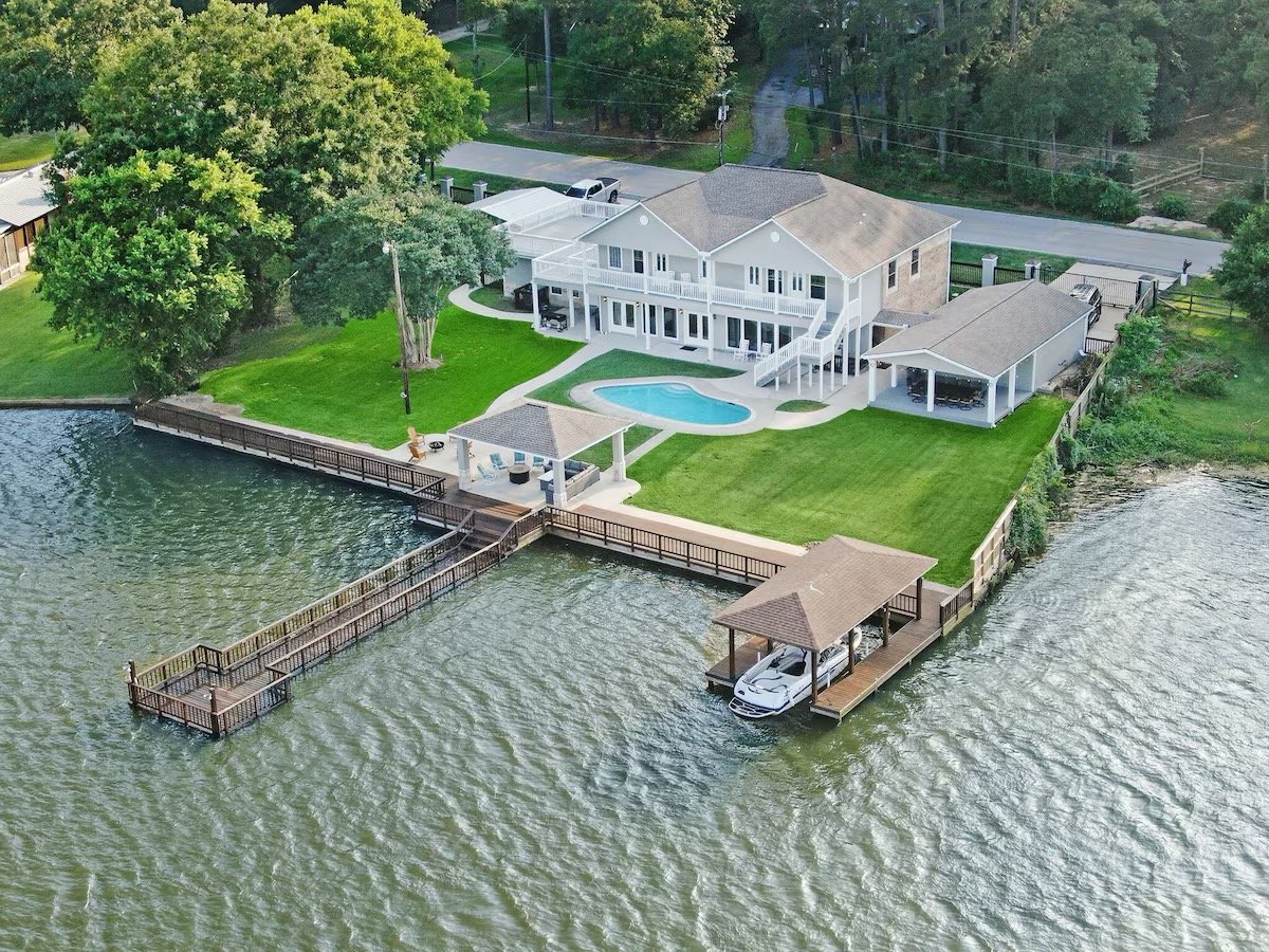 Read more about the article Property ID: TX-5 – Experience a Waterfront Retreat on Lake Conroe: Ideal for Family Reunions and Big Groups