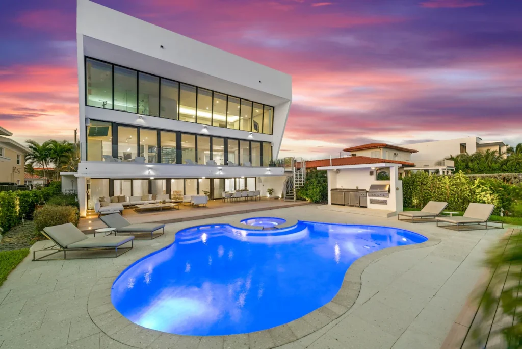 Luxury rental in Miami with waterfront infinity pool